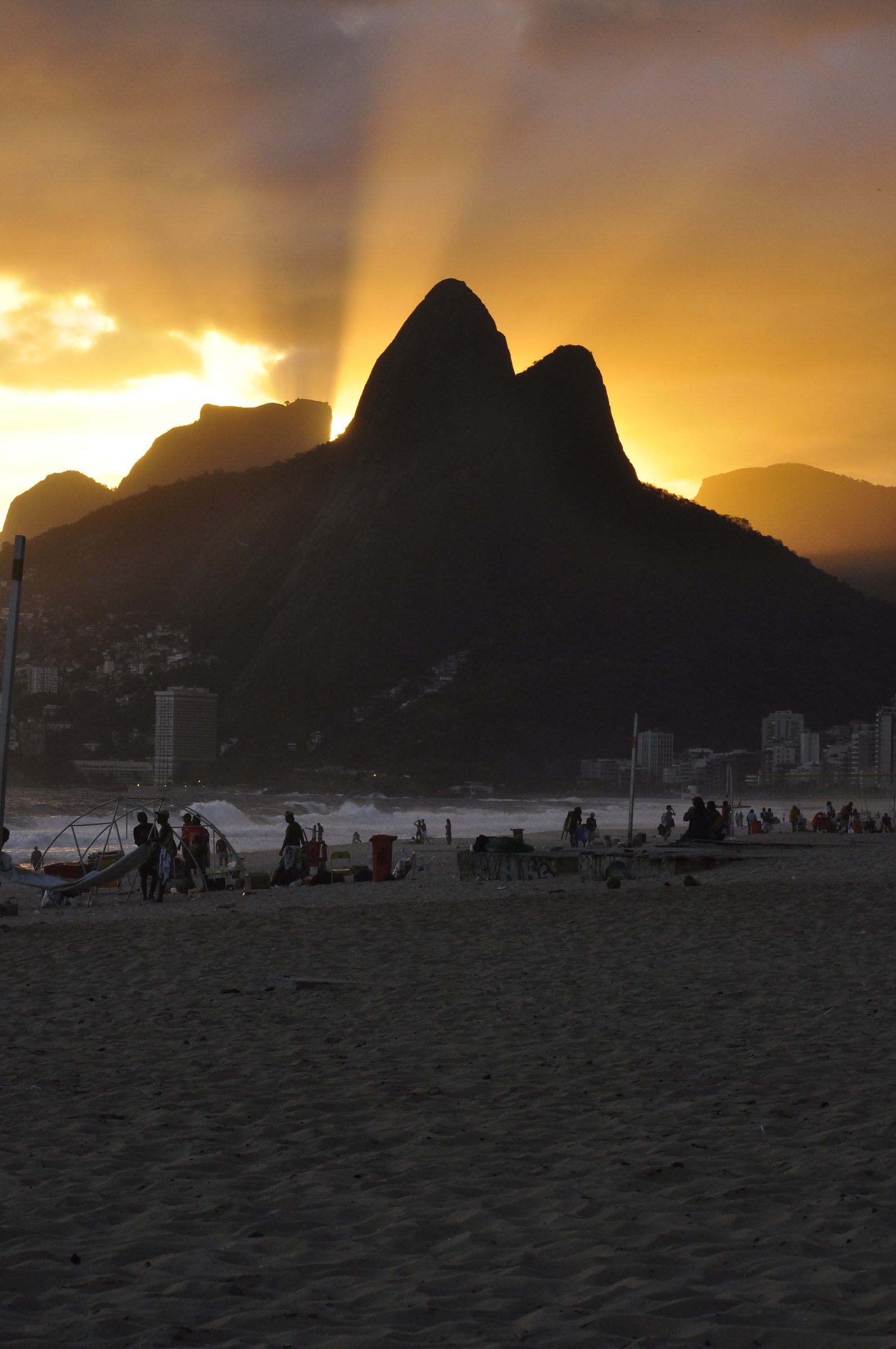 Dois Irmãos from Ipanema — the hour the whole city turns west.